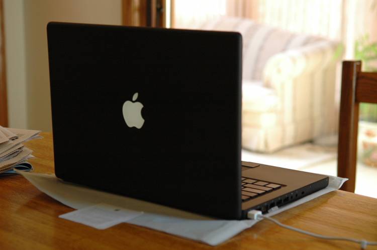 Apple Macbook black